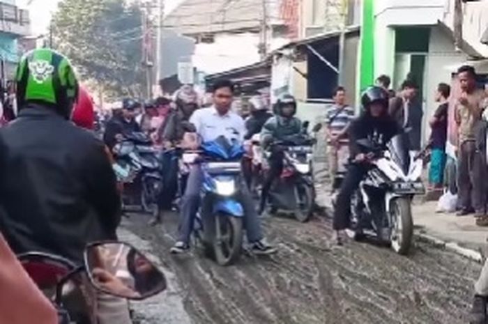 Jalan Baru Dicor Telan Anggaran Rp 28 Miliar Hancur Dilindas Puluhan Pemotor