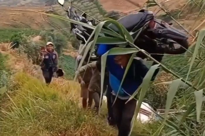 Ngeri Honda BeAT Dipanggul Samson Usai Terjun Bebas di Daerah Dieng