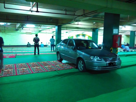 cuma-di-jakarta-mobil-sedan-bisa-parkir-di-dalam-masjid