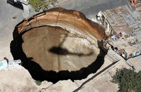 Fenomena Lubang Menganga “Sinkhole”, Tanah Amblas ke Dalam Bumi