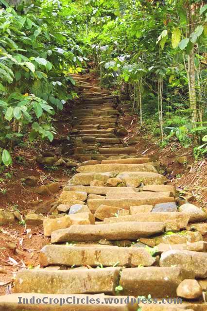 Misteri Batu Megalith “Gunung Padang” di Jawa Barat, “Stone Henge” Versi Indonesia (G