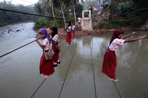 Gila!! Total Dana Bantuan Sosial Sebesar Rp.411 Triliun Hilang!!