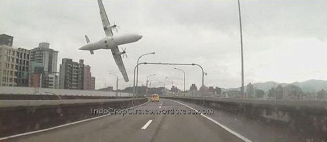 &#91;FOTO &amp; VIDEO&#93; Terekam Kamera! Pesawat TransAsia Airways Jatuh di Taiwan