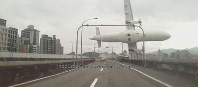 &#91;FOTO &amp; VIDEO&#93; Terekam Kamera! Pesawat TransAsia Airways Jatuh di Taiwan