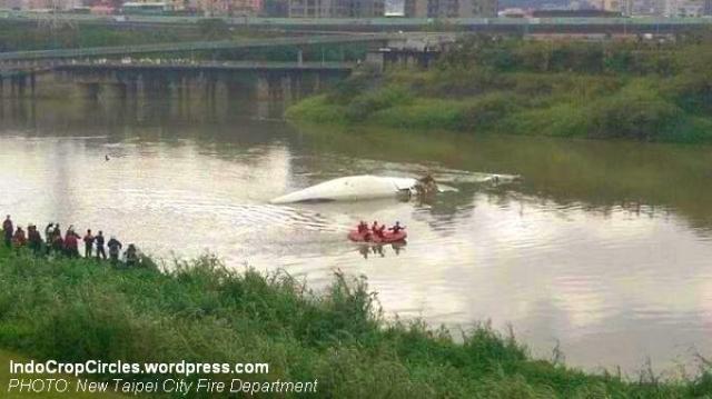 &#91;FOTO &amp; VIDEO&#93; Terekam Kamera! Pesawat TransAsia Airways Jatuh di Taiwan