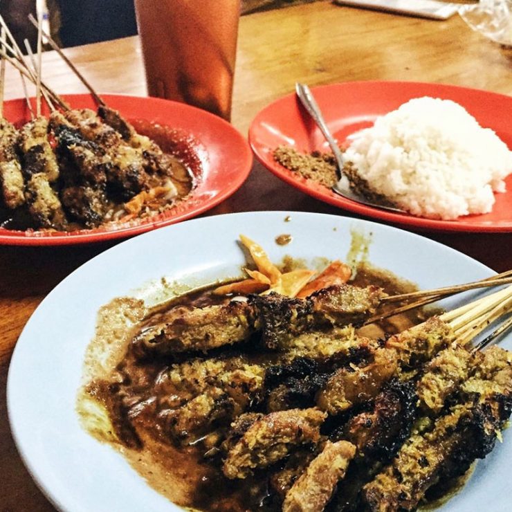 Beda dari sate lainnya: Sate Klopo Ondomohen Bu Asih