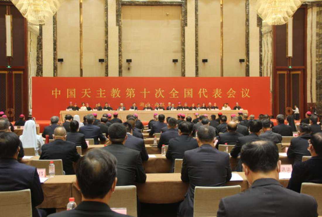 para-pemimpin-gereja-katolik-china-berjanji-mempercepat-sinisisasi