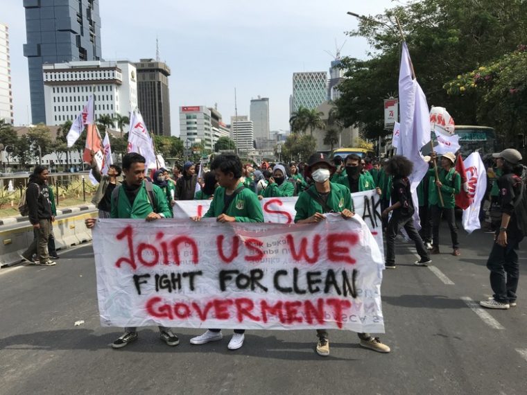 Students gathering in front of National Palace.