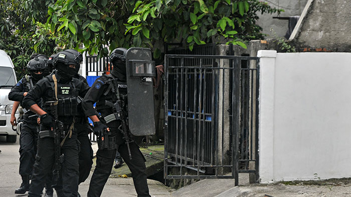 Densus 88 Tangkap Penjual Kacamata