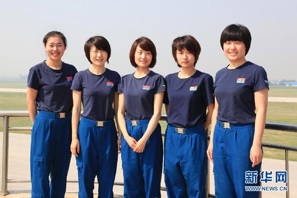 Pilot Wanita Tiongkok Kemudikan Pesawat Tempur J-10