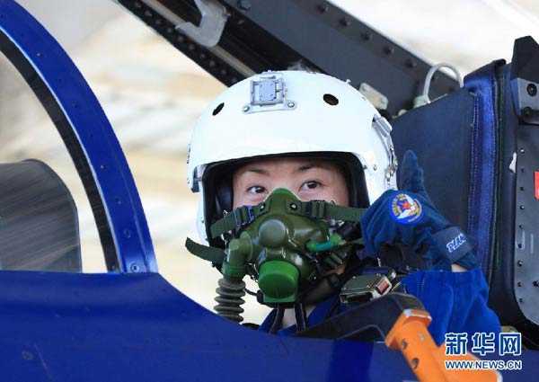 Pilot Wanita Tiongkok Kemudikan Pesawat Tempur J-10