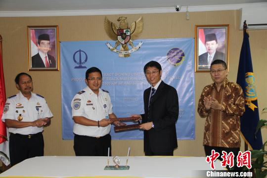 pt-ccecc-tiongkok-tandatangani-kontrak-pembelian-material-kereta-api-indonesia
