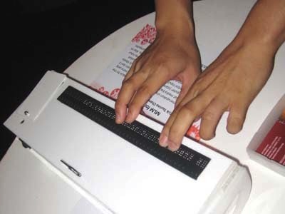 Mengenal Lebih Dekat Dengan Huruf Braille