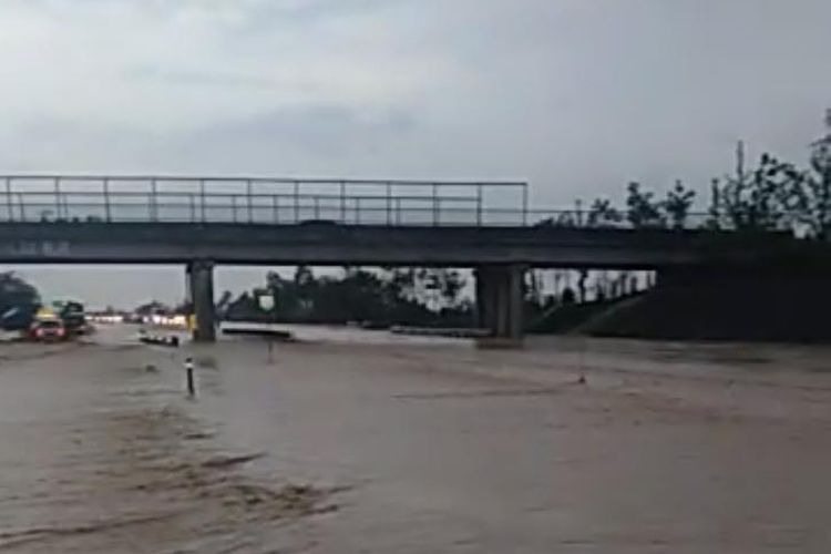 Tol Cipali Berubah jadi Lautan