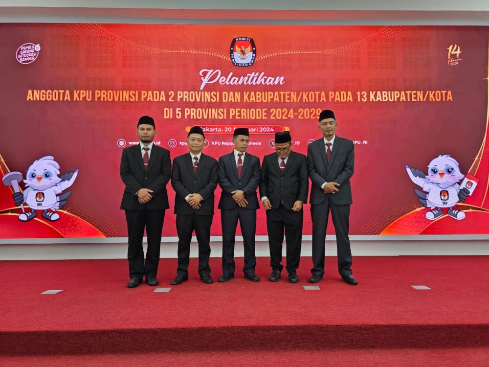 kpu-ri-resmi-lantik-lima-anggota-kpu-riau-periode-2024-2029