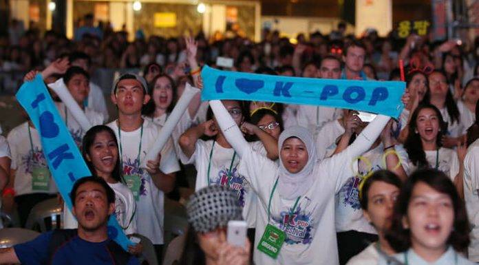 Fans K-pop Kekoreaan Pasti Punya 3 Koleksi Barang Berikut!