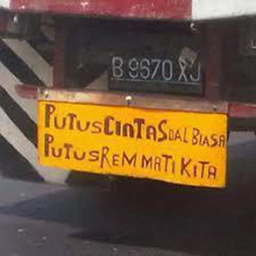 Status status galau di jok belakang mobil 