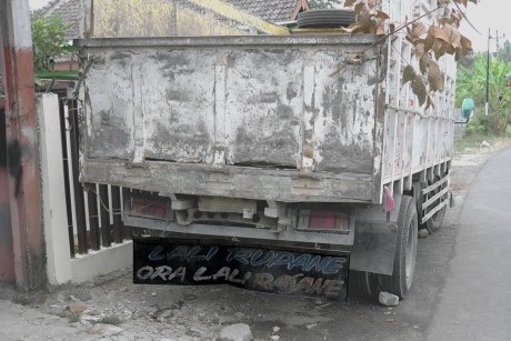 ini-nih-penjelasan-tulisan-quotnylenehquot-yang-berada-di-bak-truk-pict