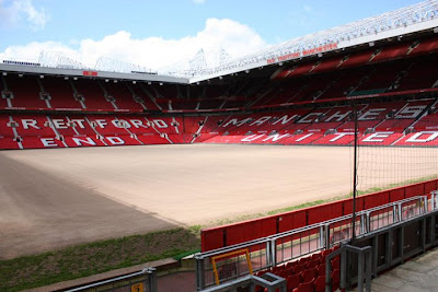 Intip dibalik rumput hijau stadium Old Trafford 