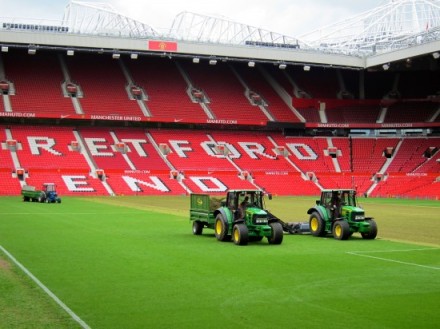 Intip dibalik rumput hijau stadium Old Trafford 