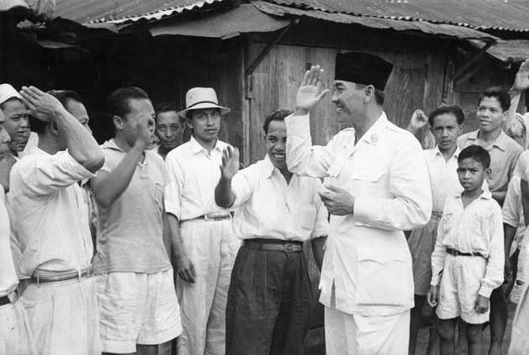 [PIC] Foto Perbandingan Soekarno &amp; Jokowi, Saat Begitu Dekatnya dlm Menyapa Rakyatnya