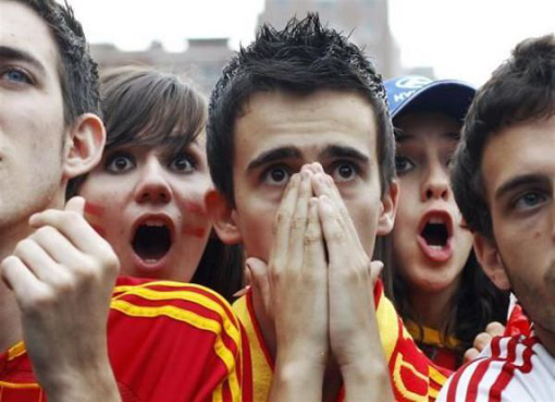 6 Orang Nyebelin Pas Nonton Bola