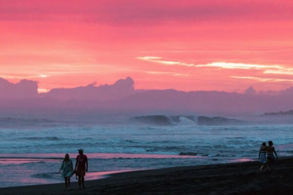 15 Lokasi Surfing Terbaik di Dunia