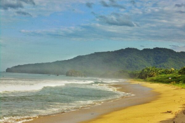 15 Lokasi Surfing Terbaik di Dunia