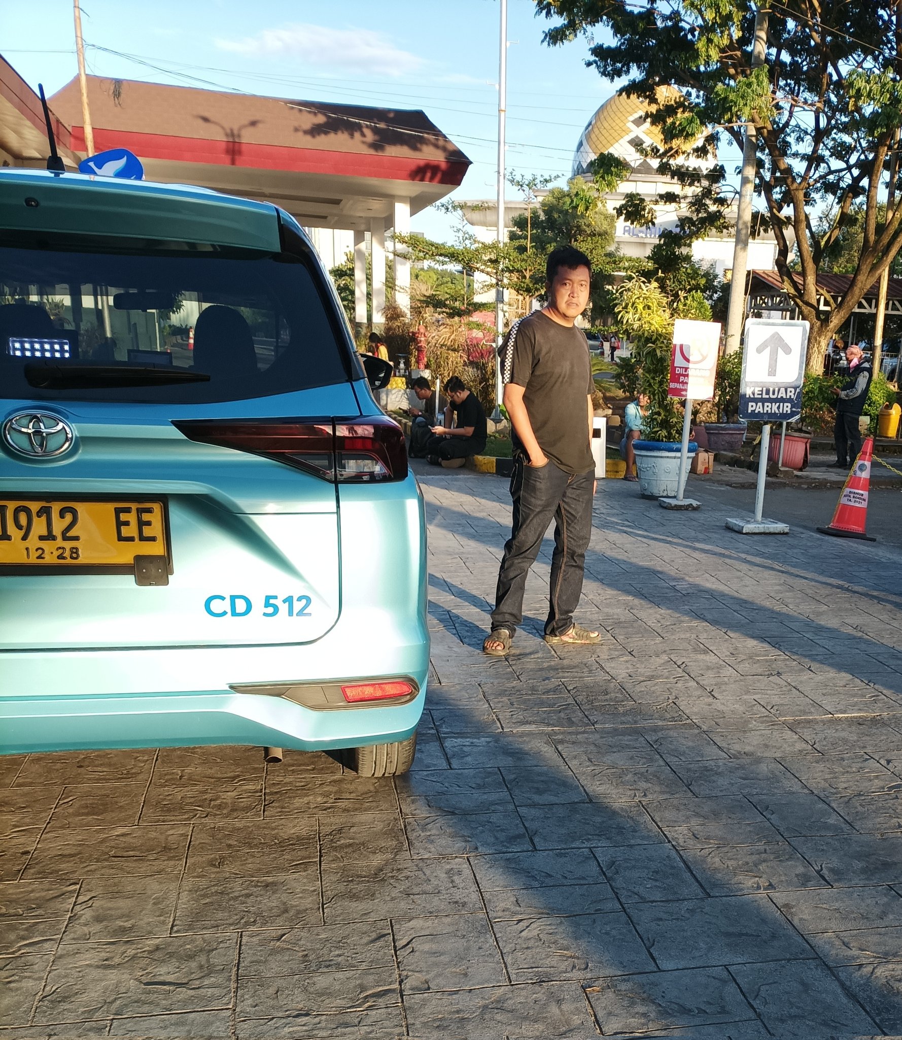 VIRAL! Taksi Gelap Hadang dan Usir Taksi Resmi di Stasiun Bandung