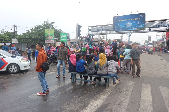 PT Dada Kabur,Buruh Ngamuk Dan Blokade Jalan Nasional Di Purwakarta