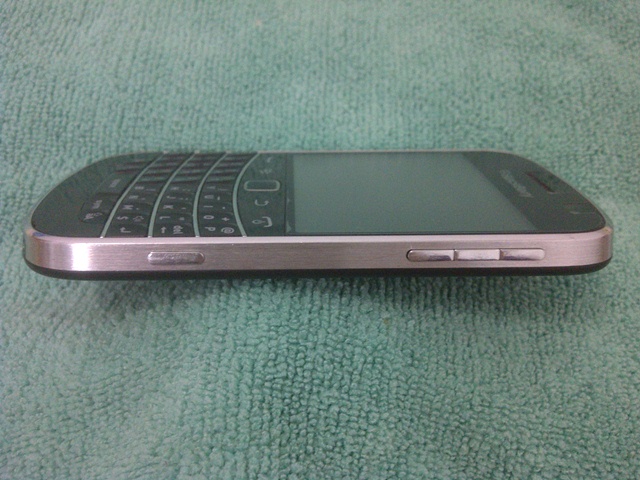 blackberry dakota 9900 black/hitam,grs Berindo pjg,mulus bgt,murah,msi gress!
