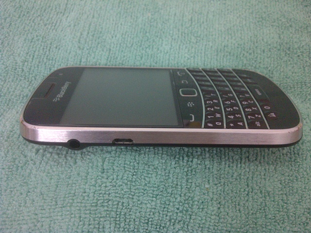 blackberry dakota 9900 black/hitam,grs Berindo pjg,mulus bgt,murah,msi gress!