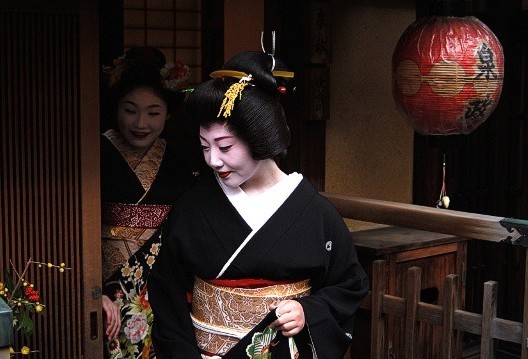 Kalian Harus Tahu! 8 Aturan Bertemu Geisha di Gion