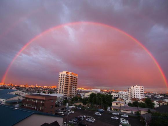 Wow! Pelangi yang sempurna muncul di atas langit Tokyo