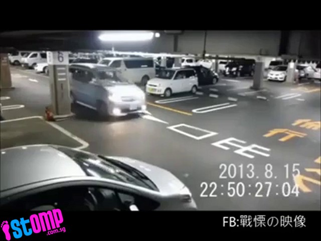 &#91;Ghost?&#93; Penampakan Hantu di Parkiran Mobil Yang Terekam CCTV!