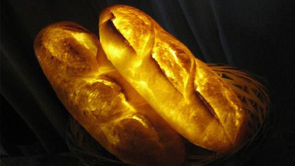 Roti Bersinar Bagai Lampu, Buatan Seniman Jepang