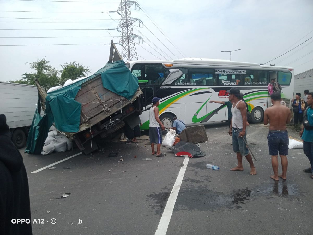 Bosen Hidup, Ajak Mati Bersama, Seorang Penumpang Bus Ziarah Rebut Kemudi.