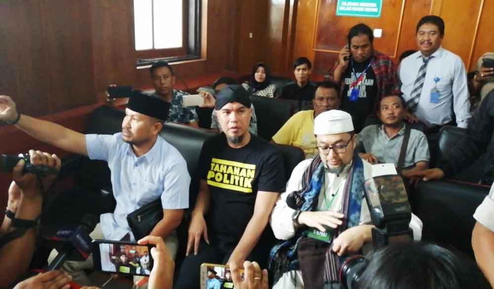 sidang-perdana-ahmad-dhani-kenakan-kaos-bertuliskan-tahanan-politik