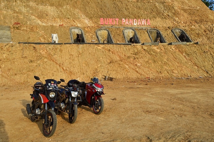 BUKIT PANDAWA TEMPAT WISATA PARA WARGA