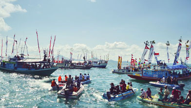 Objek Wisata Tanah Bumbu Mappanretasi (Pesta Laut Pantai Pagatan Setiap Bulan April)