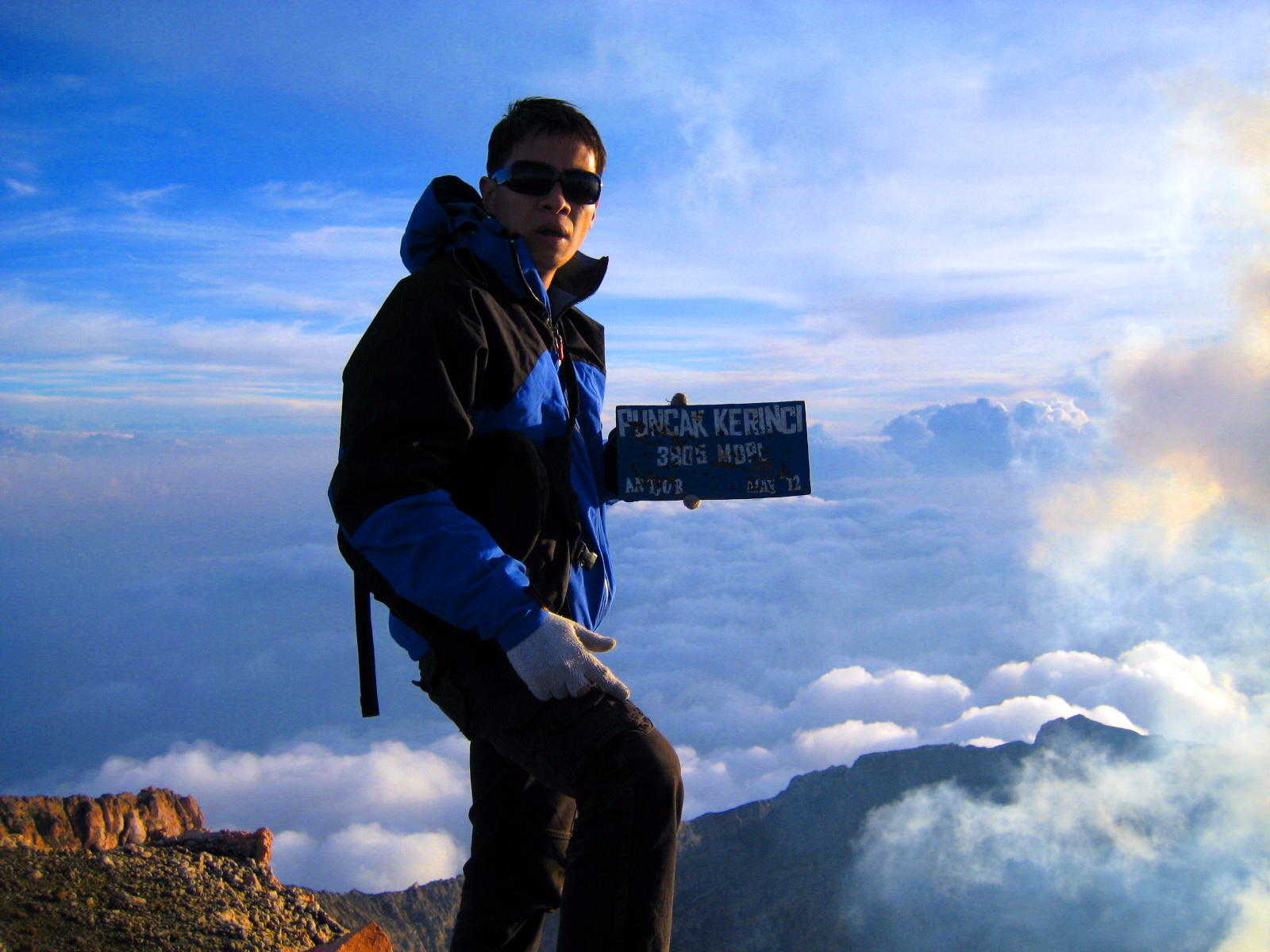 Menjelajah 7 Gunung Terindah di Indonesia Tercinta