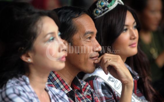 &#91;PIC&#93; Wanita-wanita Muda Cantik Disekitar Jokowi .... Woowwwww!