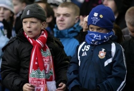 indahnya perbedaan, momen indah para fans di derby merseyside 