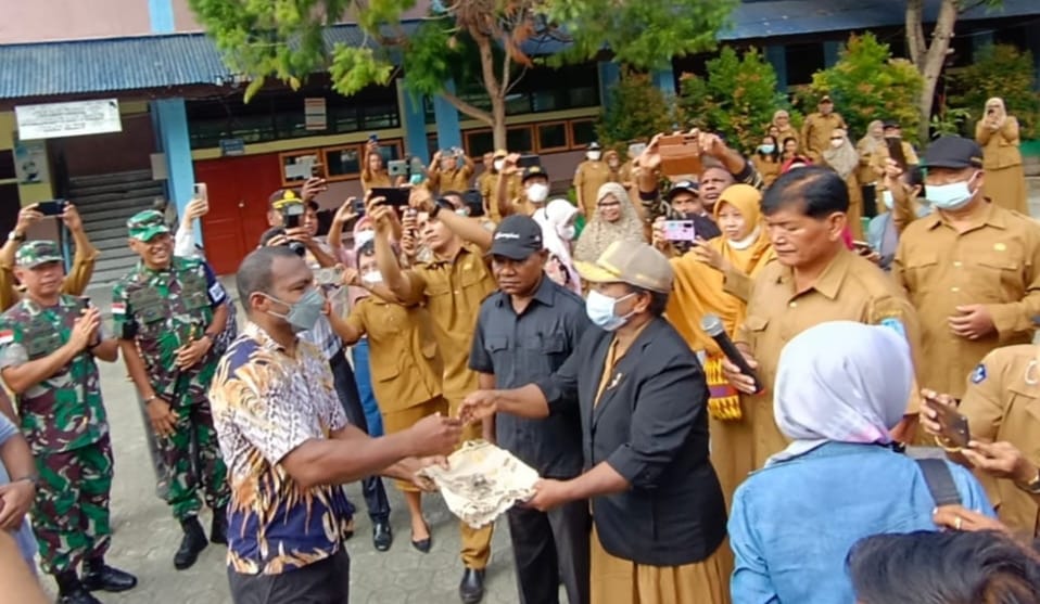 Pelunasan kontrak lahan SMPN 1 Sentani oleh Jokowi, pukulan telak bagi pemda