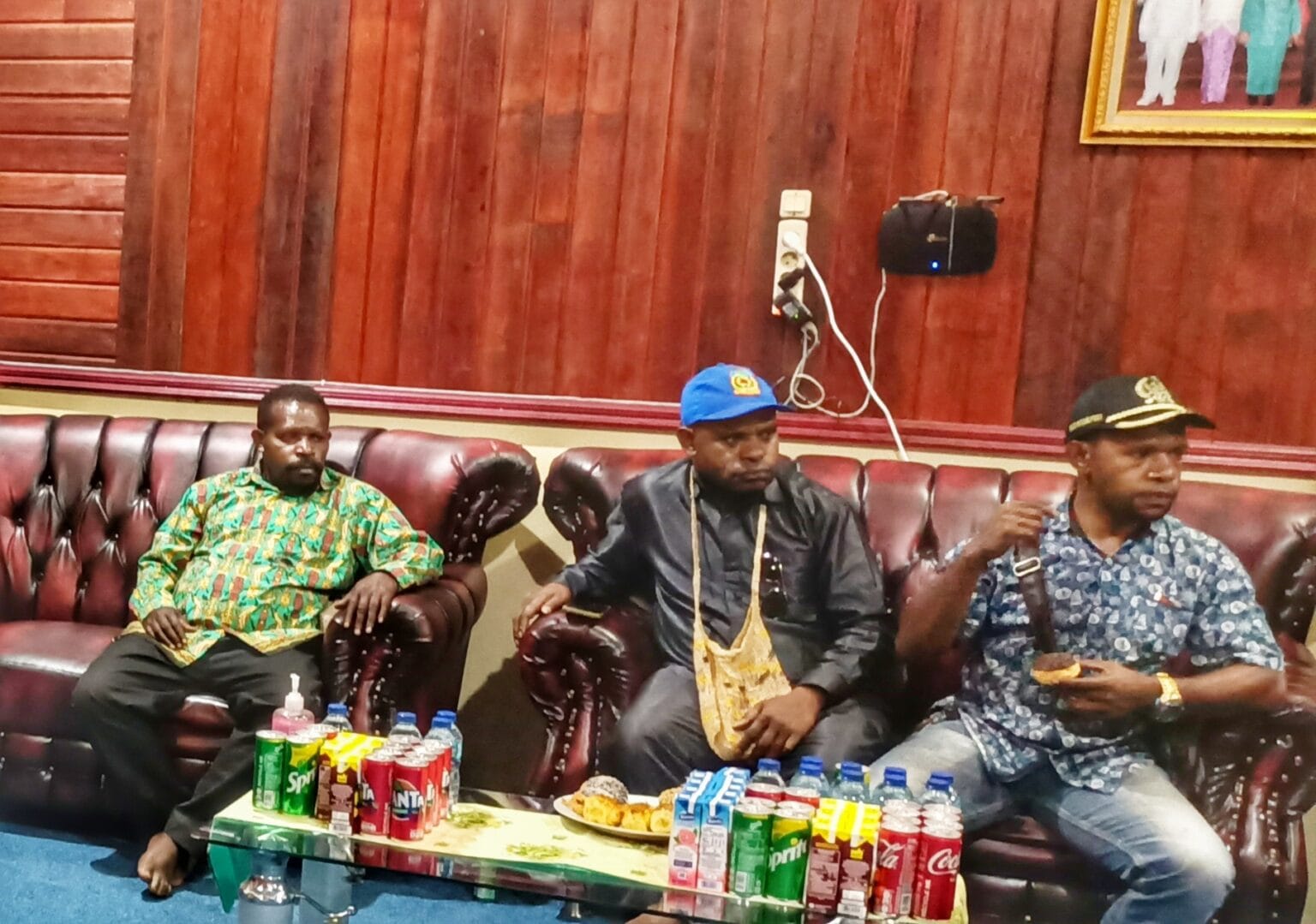 Aksi Kapolres Dogiyai Pikul Beras Sekarung, Dibagikan untuk Warga Terdampak Kerusuhan