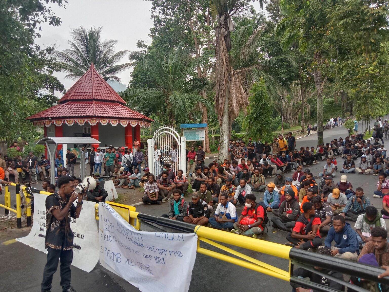 Palang Kampus, Mahasiswa Desak Uncen Tambah Kuota Penerimaan Mahasiswa Baru Papua!