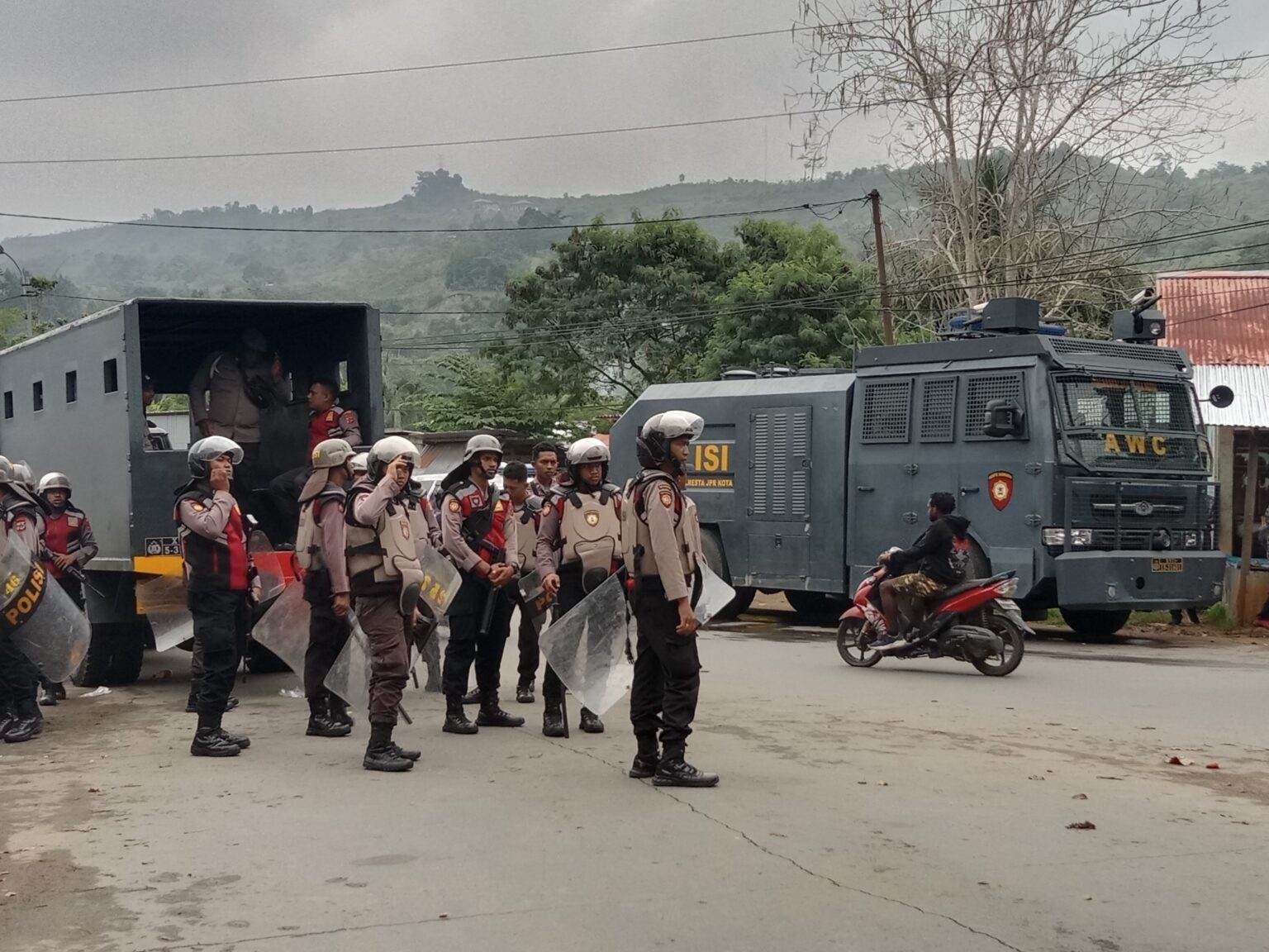 Palang Kampus, Mahasiswa Desak Uncen Tambah Kuota Penerimaan Mahasiswa Baru Papua!