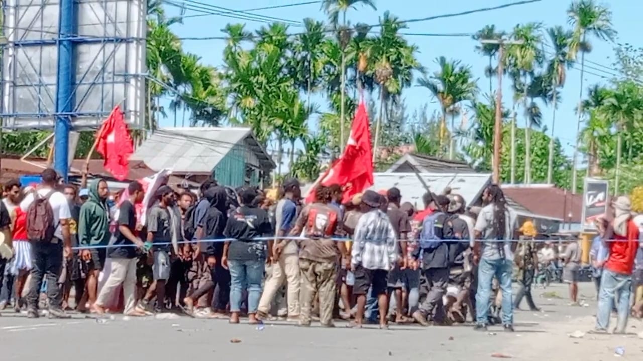 aksi-hari-ham-di-manokwari-polisi-dan-pendemo-bentrok-dua-demonstran-diamankan