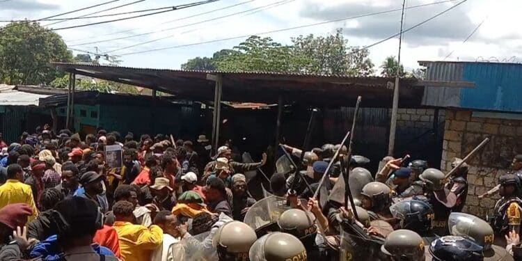 3 Polisi Tumbang Dilempar Batu Massa Demo Ricuh Tolak Militerisme Papua