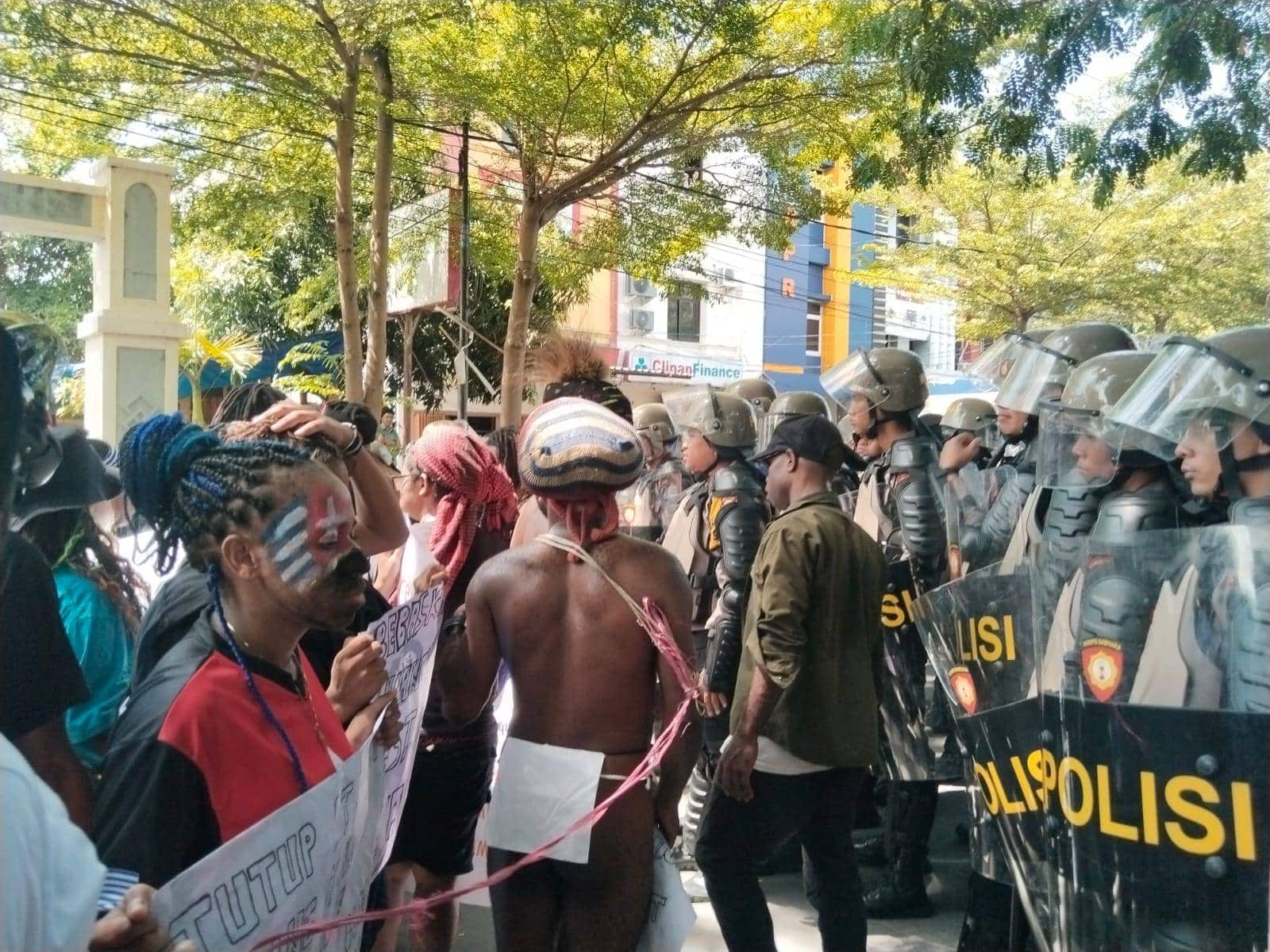 Aliansi Mahasiswa Maluku di Makassar Demo Tolak Separatisme-Bakar Bendera OPM